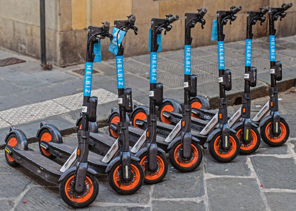 Jak złożyć hulajnogę elektryczną do transportu w aucie